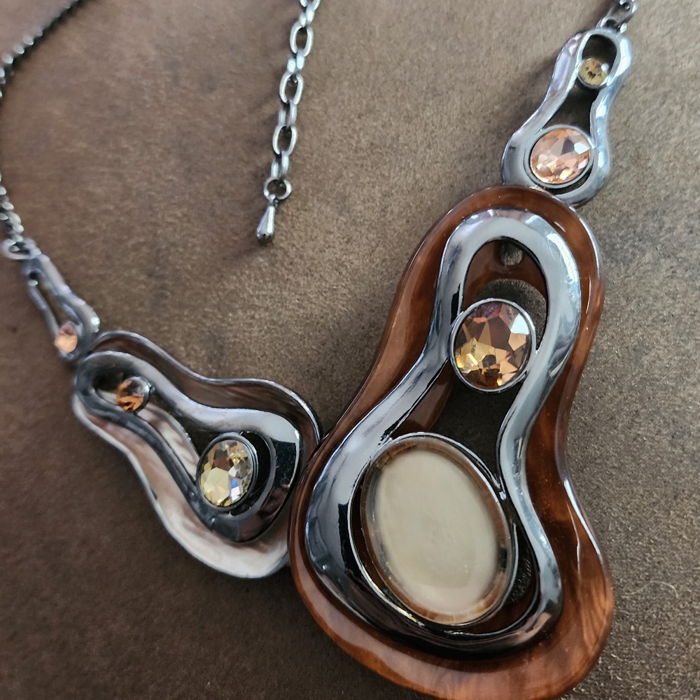 Elegant Silver and Brown Pendant Necklace